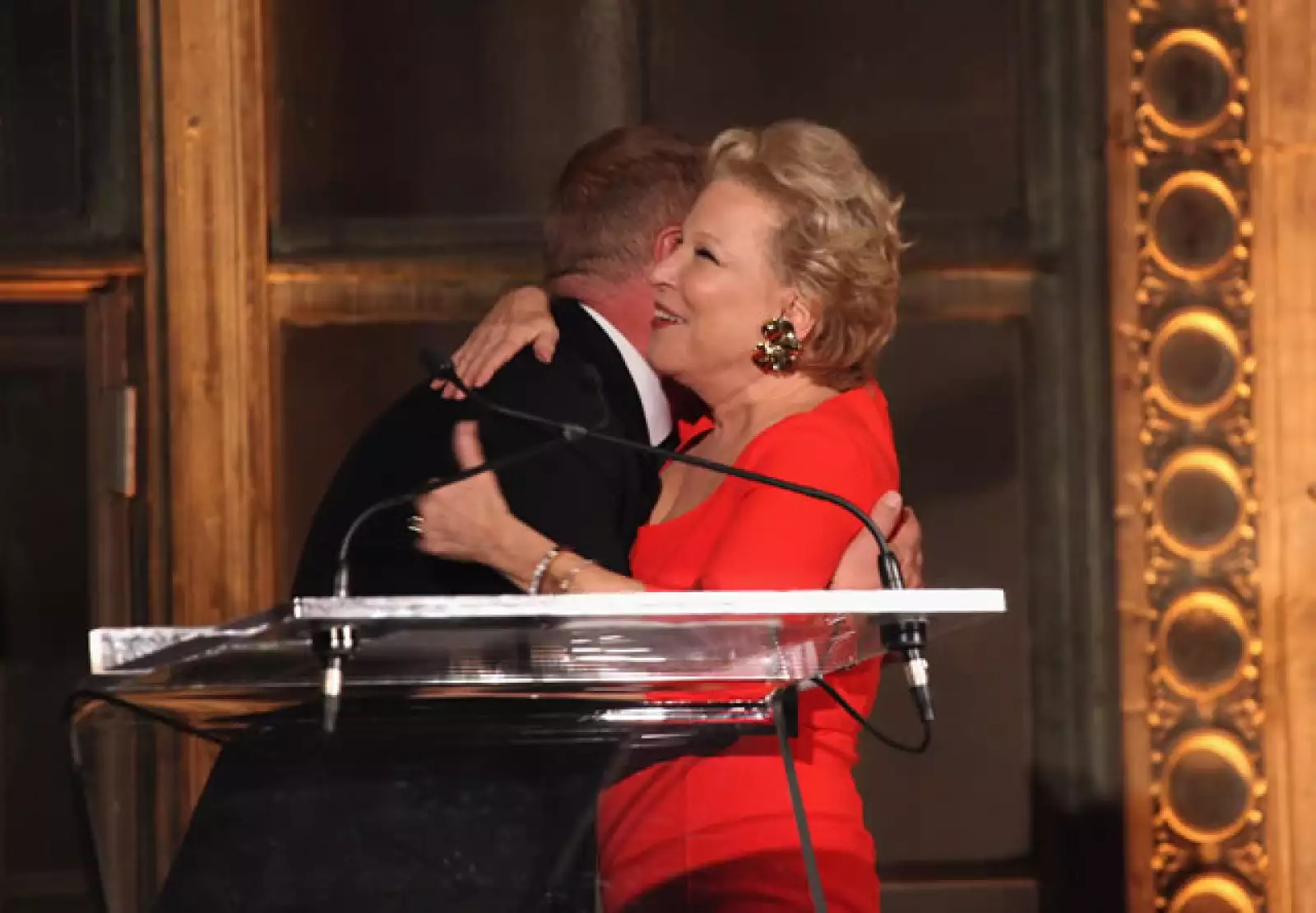 Bette Middler felicitando a Michael Kors.