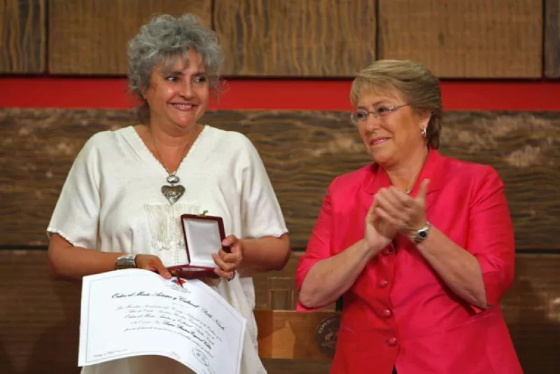 La escritora recibió el reconocimiento de manos de la presidenta chilena, Michelle Bachelet.