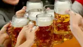 Personas bebiendo cerveza. 