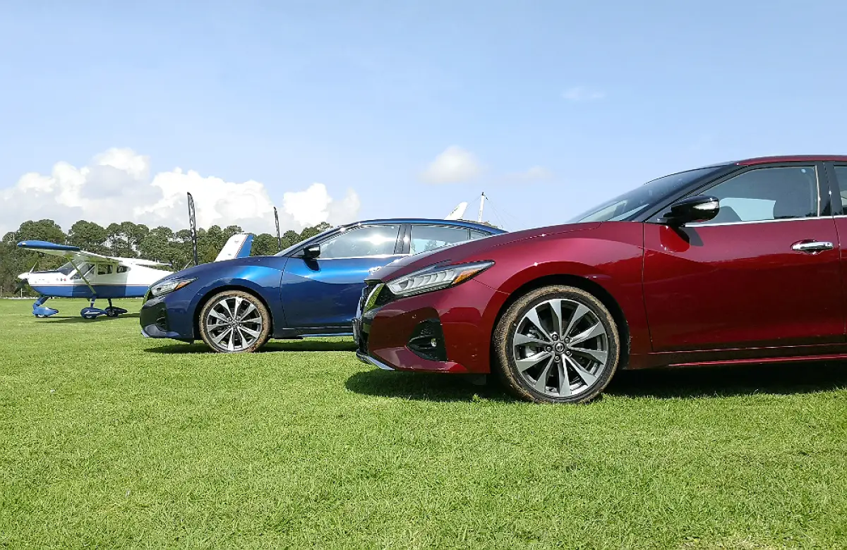 Nissan Maxima avion.jpg