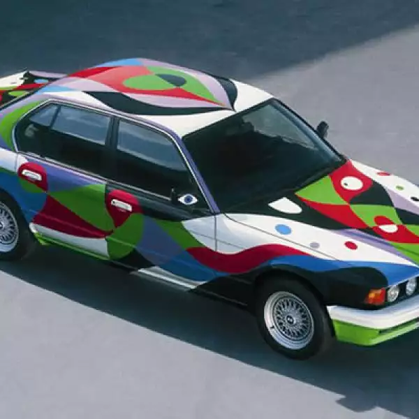 La historia comienza en 1975 cuando Hervé Poulain le encargando a Alexander Calder la ‘pintura’ de su BMW 3.0 CLS, con el que competiría en las míticas 24 Horas de Le Mans.