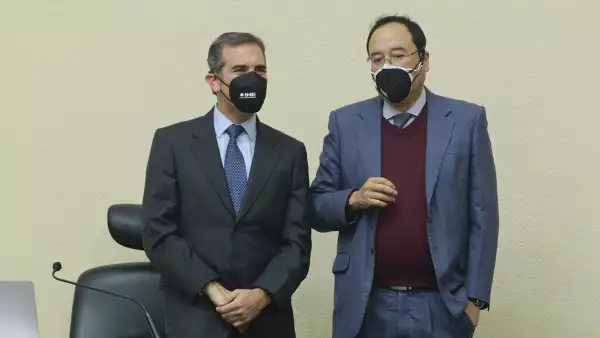 (Lorenzo Córdova Vianello, consejero presidente del INE y Ciro Murayama, consejero electoral durante la sesión)