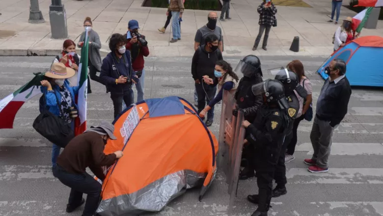Miembros del Frente Nacional Anti-AMLO (FRENA) instalaron un plantón sobre avenida Juárez, como forma de protesta para exigir la renuncia de Andrés Manuel López Obrador, presidente de México. Al lugar llegaron elementos de la Secretaría de Seguridad Ciudadana (SSC) para impedir el ingreso al Zócalo capitalino.