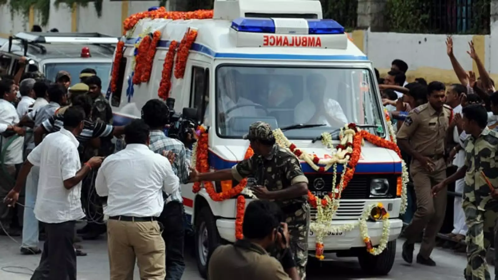 una ambulancia con el cuerpo de sai baba llega a su ashram