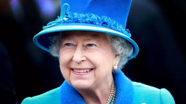 La gente de Londres recibió hoy en la mañana a la Reina con aplausos.