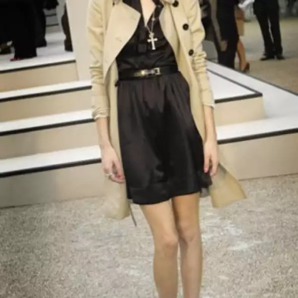 La conductora Alexa Chung fue considerada la mejor vestida del mundo por ELLE UK el año pasado, y no es para menos, pues su estilo es único, e incluso una bolsa Mulberry ya lleva su nombre.