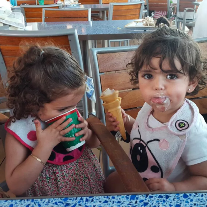 Durante su viaje a Disneyland, tanto Jacky como su esposo han compartido instantáneas de sus momentos familiares siendo una de las últimas en el Disney Cruise Ship Fant la que más llamara la atención.