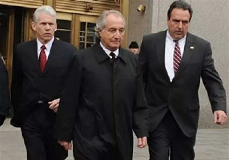 Bernard Madoff (centro) se había declarado culpable de 11 cargos de fraude. (Foto: AP)