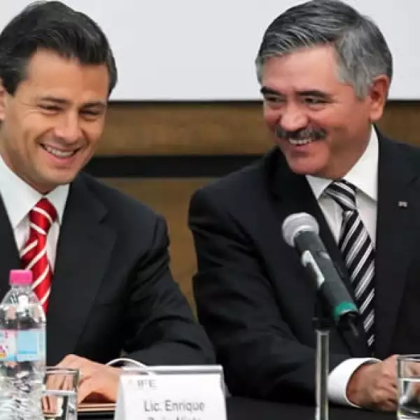 Peña Nieto sonríe junto a Leonardo Valdés