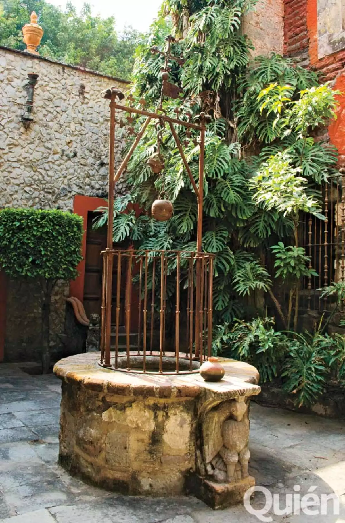 Aunque el pozo ya está tapado, sin duda remite los días en que la hacienda era abastecida de esta manera de agua.