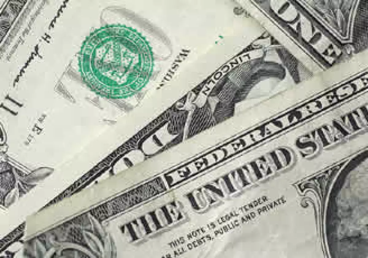 El billete verde cerró la jornada de este lunes con ganancias frente al peso. (Archivo)
