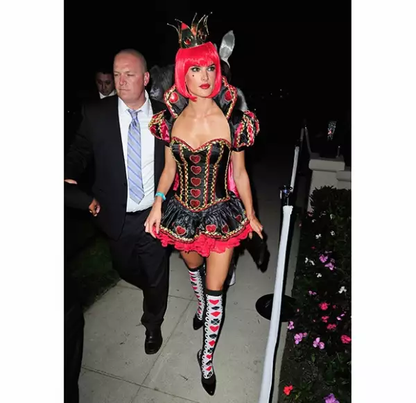 La modelo brasileña acudió este viernes al Halloween organizado por la marca de tequila de George Clooney.