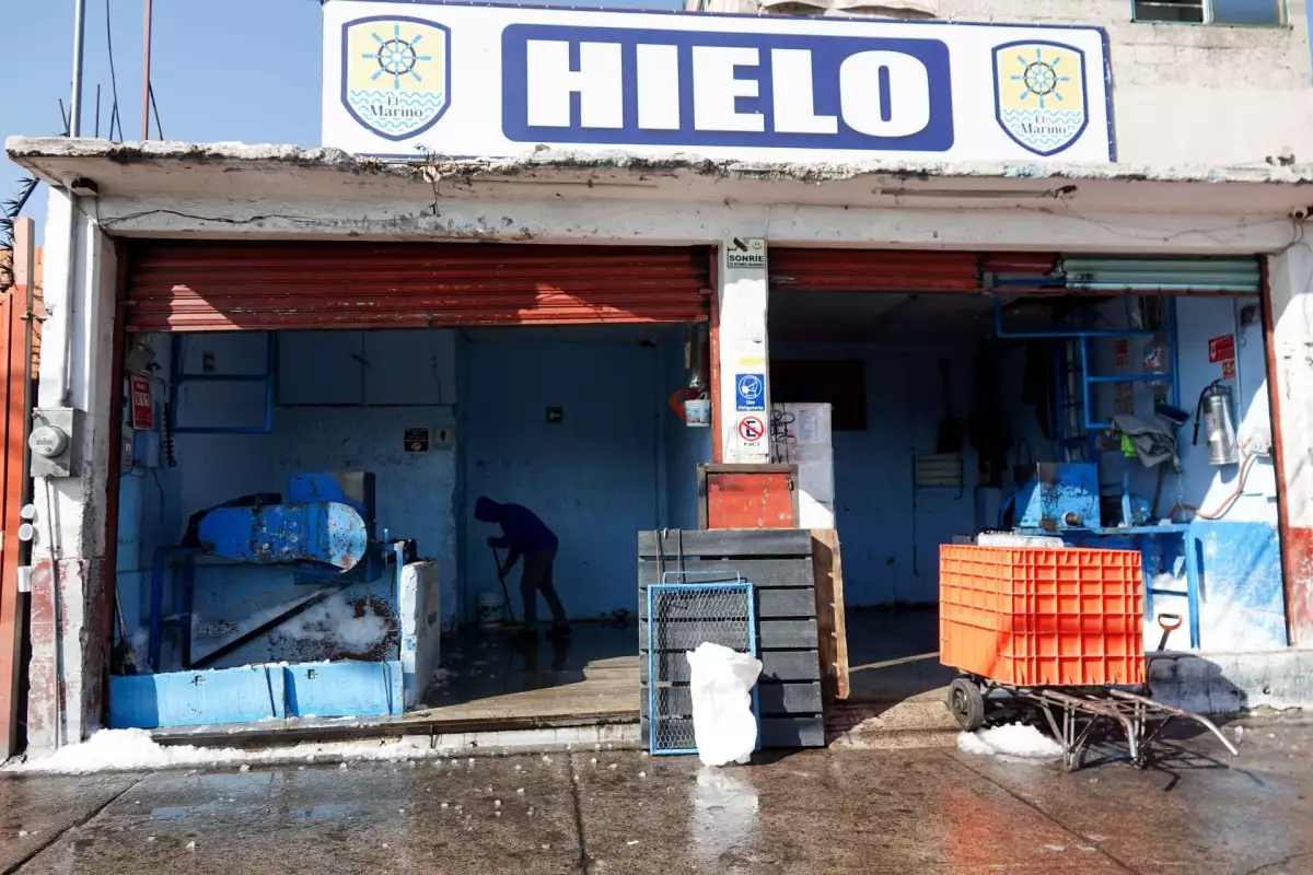 La Central de Abastos presenta desabasto de hielo en las inmediaciones de la nave de Pescados y Mariscos. Los distribuidores del hielo especifican que las altas temperaturas han afectado a las fábricas de la capital por lo que el producto se ve mermado y racionado.