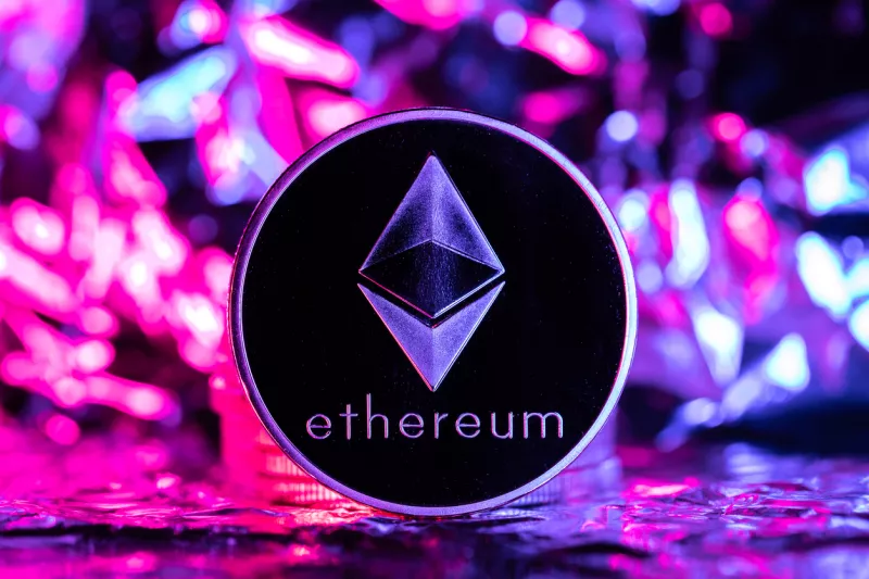¿Qué es la criptomoneda Ethereum y cuál es su precio? (Moneda con el símbolo del ether en un fondo abstracto)