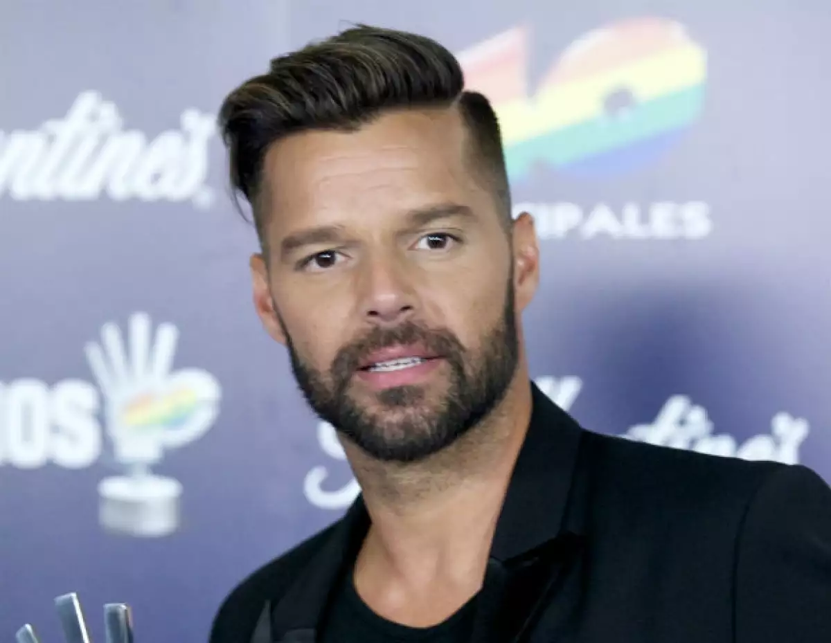 El cantante boricua regresa a la soltería después de confirmarse oficialmente la ruptura con su ahora ex pareja con quién llevaba ocho años de noviazgo.
