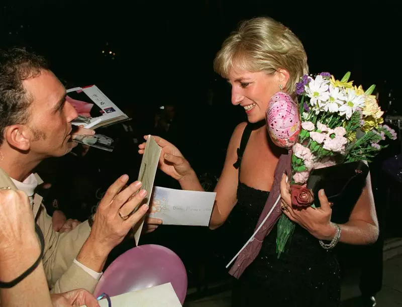 El último cumpleaños de Lady Di fue en 1997, cumplía 36 años, y lo celebró acudiendo a una gala en el museo Tate de Londres. Ahí los presentes le regalaron flores, globos y tarjetas.