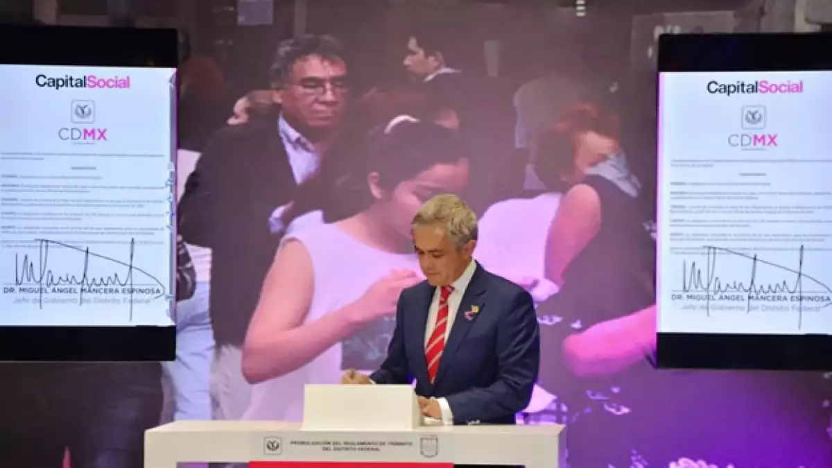 El jefe de gobierno de la Ciudad de México firmando el nuevo reglamento vial para la capital del país