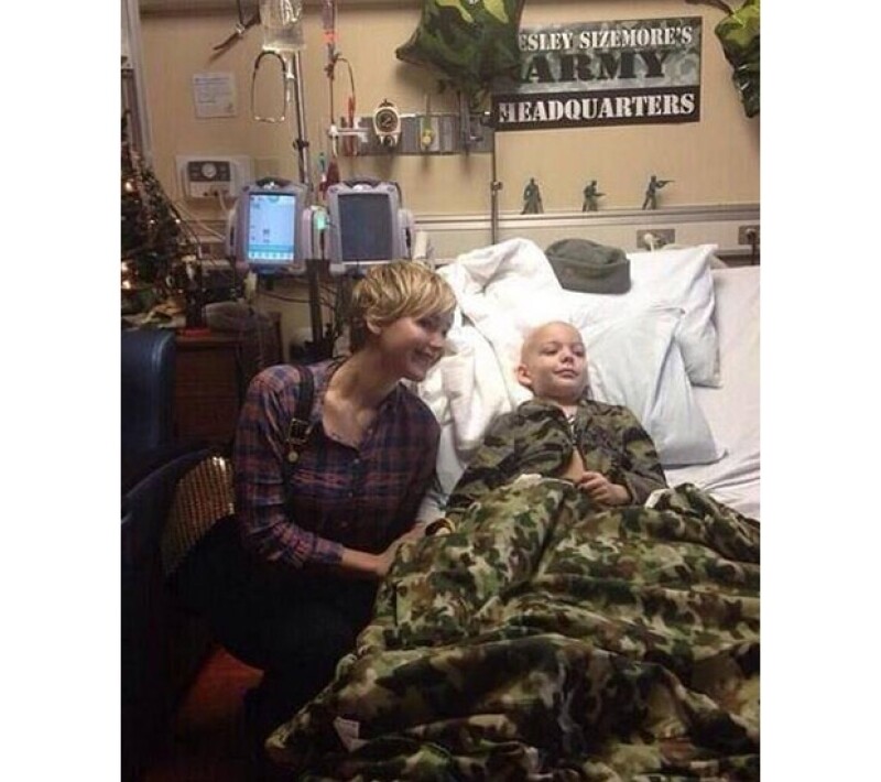 Jennifer Lawrence y un pequeño cuya habitación estaba ambientada estilo militar.