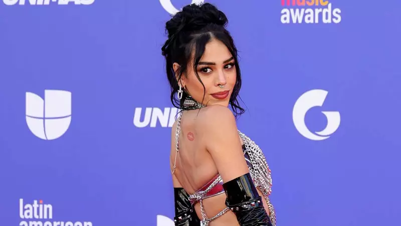 Danna Paola elige un diseño de mezclilla para los Latin American Awards.