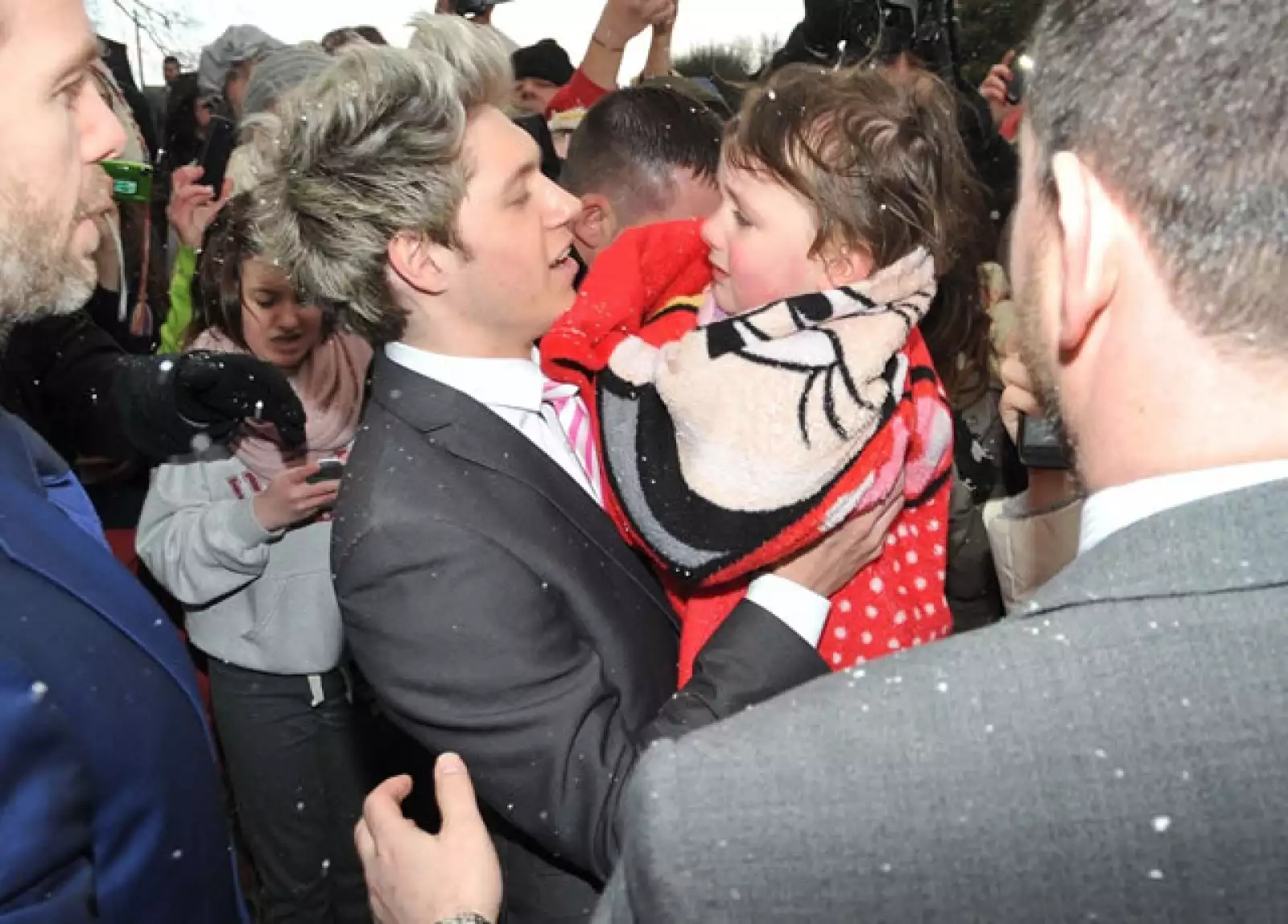 Nail no dejó de atender a sus fans a quienes regaló algunos autógrafos, abrazos y hasta esta foto con una pequeña fan.