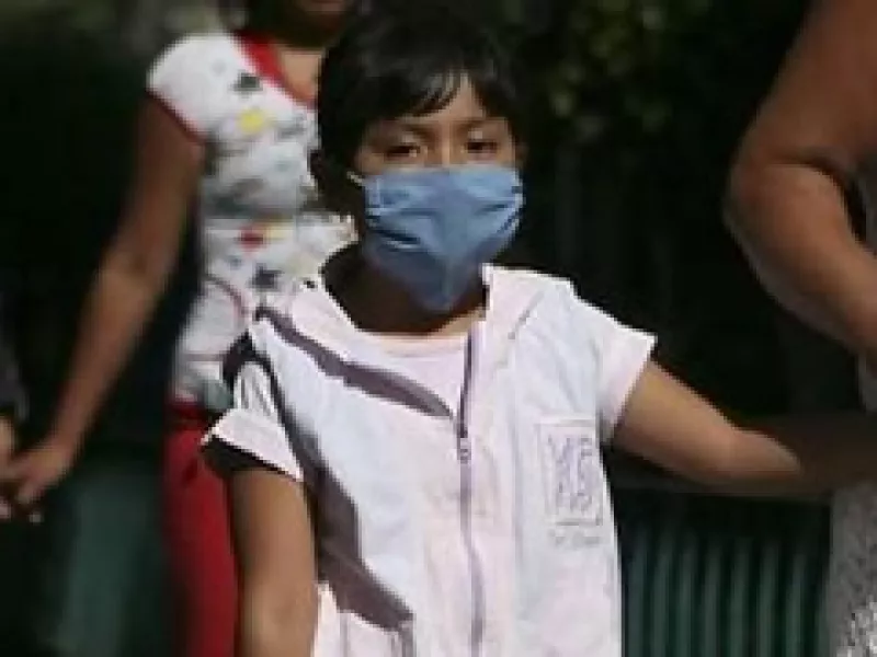Los mexicanos recurren al uso de cubrebocas para evitar el contagio de la influenza. (Foto: Reuters)