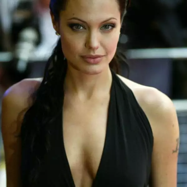 Angelina se casó con su coprotagonista de Hackers, Jonny Lee Miller, en mayo de 1996, en una singular ceremonia en la que vistió un traje de cuero color negro.