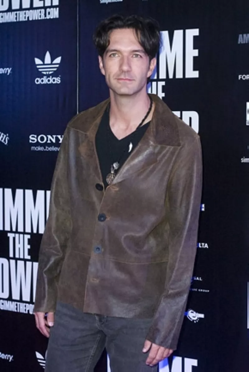 Aunque en se encuentra en una relación muy estable con la actriz, Sandra Echeverría, el cantante dice `No´ a tener más hijos.