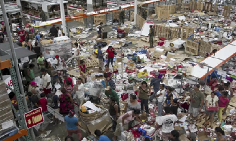 Las tiendas de Walmart en Baja California Sur resultaron afectadas por el paso de Odile y los actos de rapiña. (Foto: Cuartoscuro)