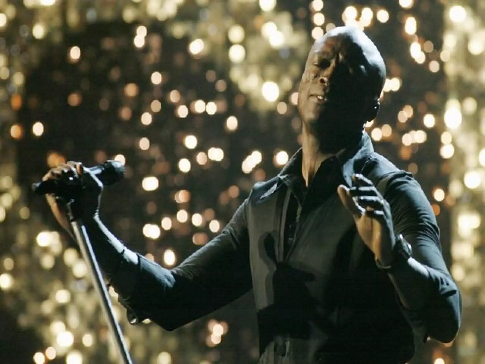 Con temas que expresan emoción y romance, el cantante británico Seal promociona su disco de covers titulado "Soul", el cual ya logró vender más de dos millones de copias a nivel mundial.