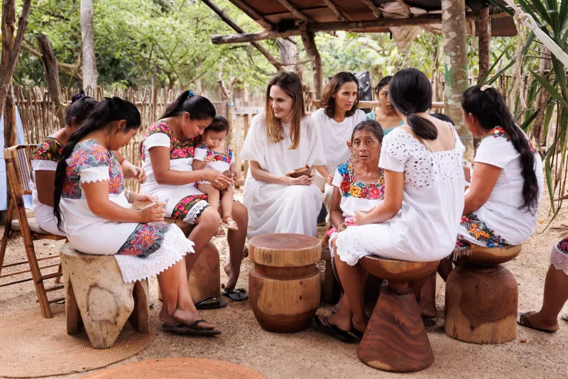 angelina-jolie-lanzo-el-programa-women-for-bees