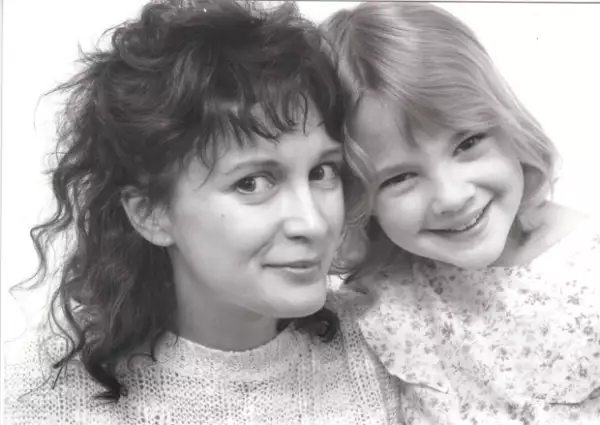 La actriz se emancipó de su madre Jaid Barrymore a los 13 años alegando que ella era una mala influencia en su vida.