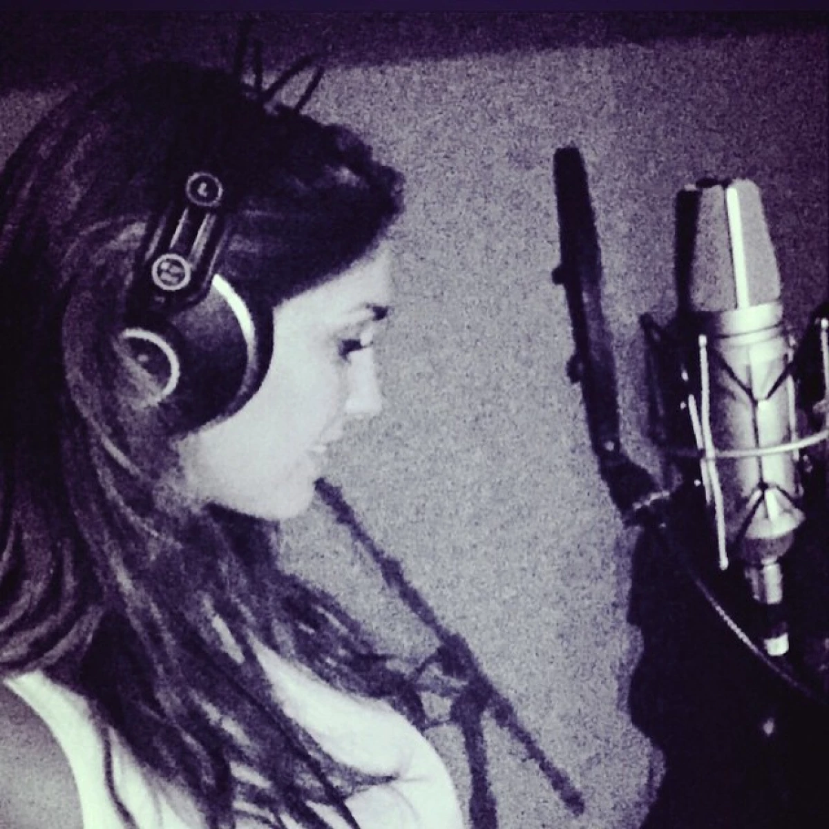 La actriz estrenó este viernes "Rumba" y reveló en entrevista cómo conlleva sus distintas facetas: la música, su labor como primera dama de Chiapas y su compromiso altruista.