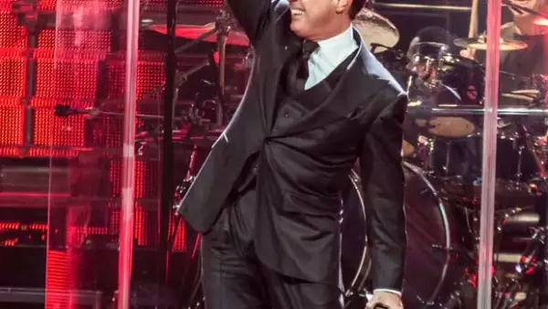 Podrán pasar los años pero sin duda ir a un concierto del cantante sigue siendo un `must´ en estas fechas y nosotros te contamos cómo fue el show que dio en el Honda Center de Anaheim, California.