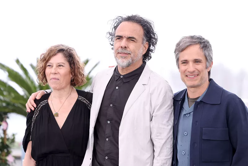 Foto de Martha Sosa, Alejandro González Iñárritu y Gael García Bernal en la presentación del 25 aniversario de 'Amores Perros' en Cannes.