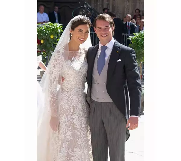 Los novios se veían muy felices. Salieron a saludar a sus invitados y al público testigo de la boda.