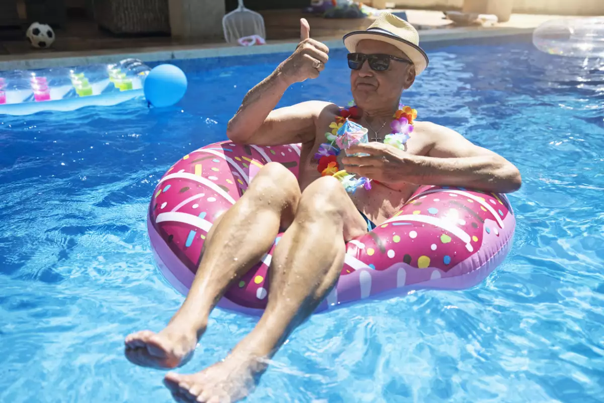 Hombre de las tercera edad en un salvavidas descansando. Conoce si el 5 de mayo es día feriado oficial.