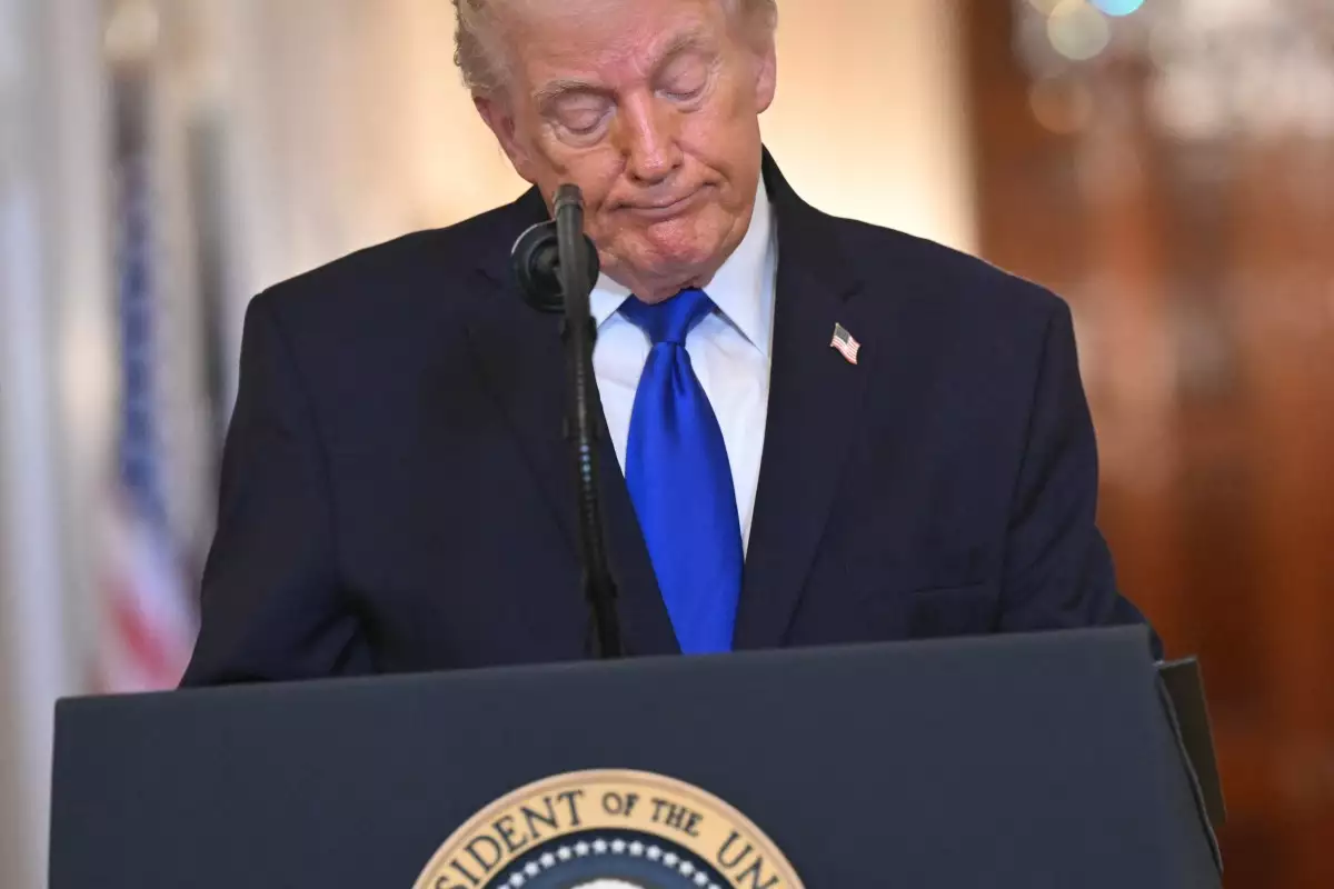 El presidente de los Estados Unidos, Donald Trump, habla durante la Ceremonia de Conmemoración de las Familias de Ángeles en la Sala Este de la Casa Blanca en Washington, DC, el 23 de febrero de 2026.