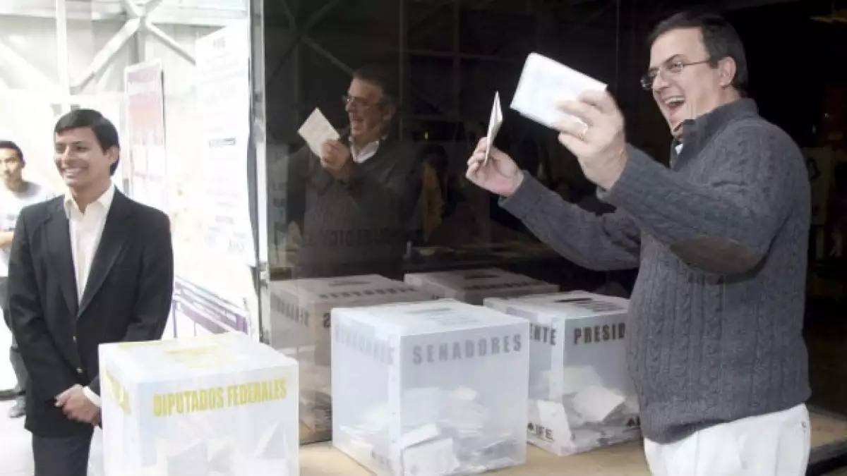 Marcelo Ebrard votó