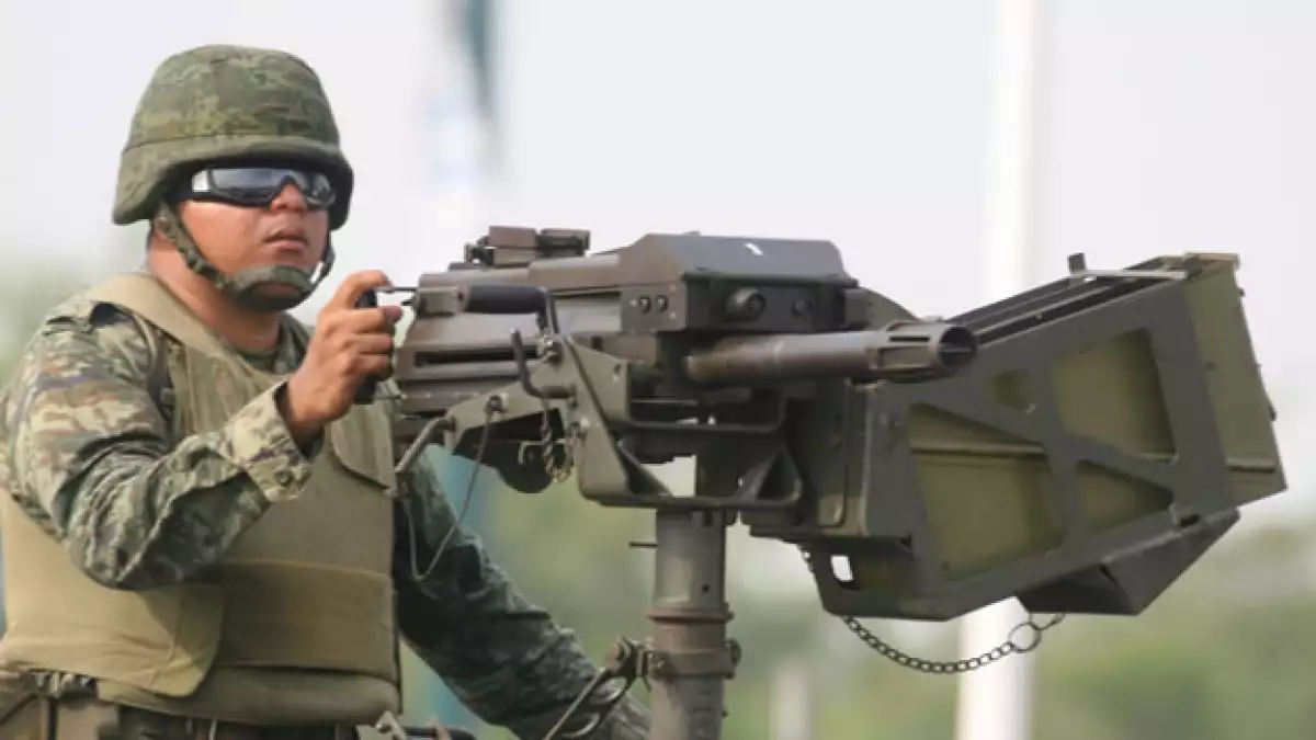Un soldado mexicano en un tanque