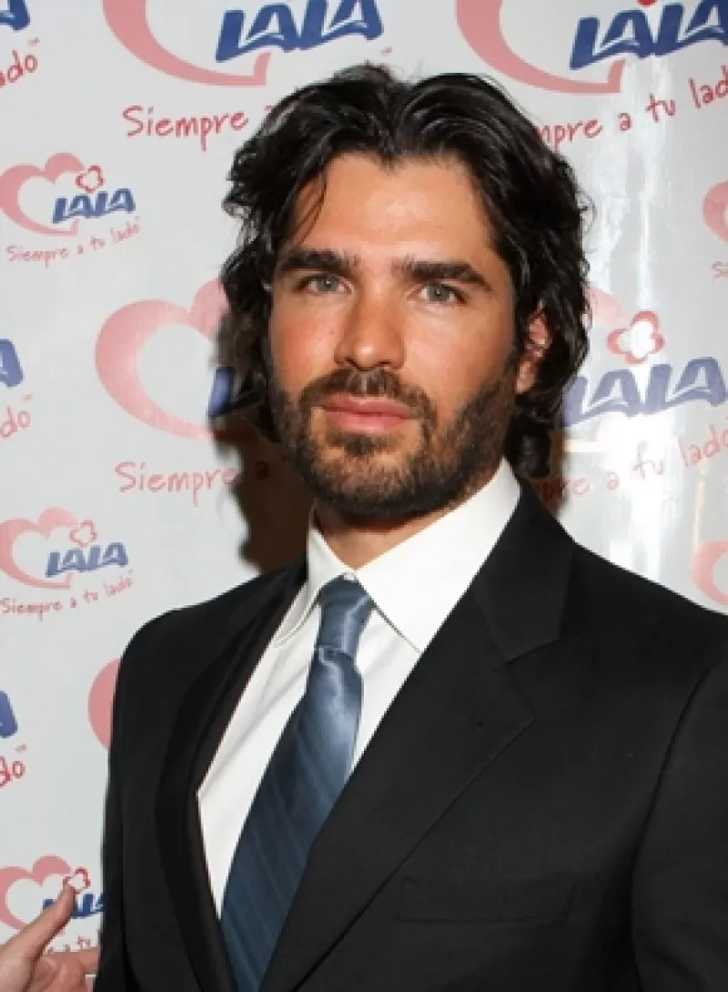 El actor mexicano participó en la manifestación contra la ley española que permite el aborto libre en las primeras 14 semanas, en la que expresó el derecho de los hombres a defender la vida.