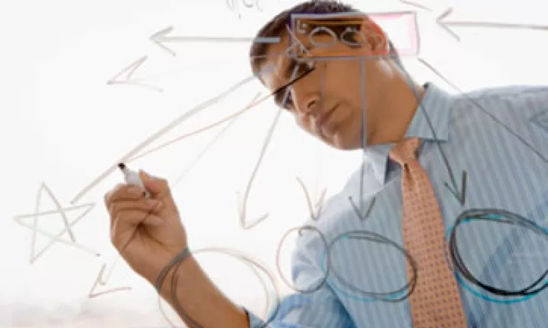 Actualizar el plan de negocios para adecuarlo a la evolución de la empresa es uno de los consejos de Jaime García al impartir su mentoría a los Emprendedores 2012, categoría Alto Crecimiento. (Fotos: Thinkstock)