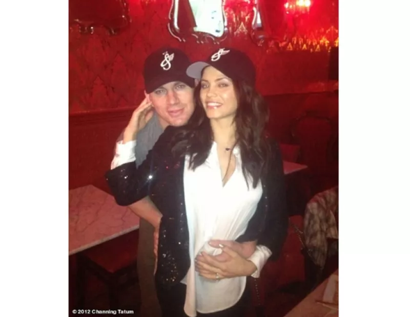 El nombrado El Hombre Más Sexy del Año compartió esta tierna imagen con sus seguidores, acariciando la pancita de embarazada de su mujer Jenna Dewan.