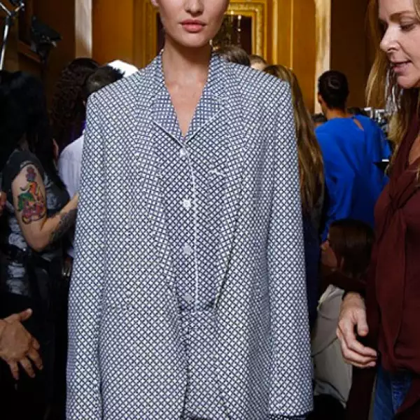 Pijamas: Stella McCartney apuesta por un look relajado con prendas holgadas con microestampados.