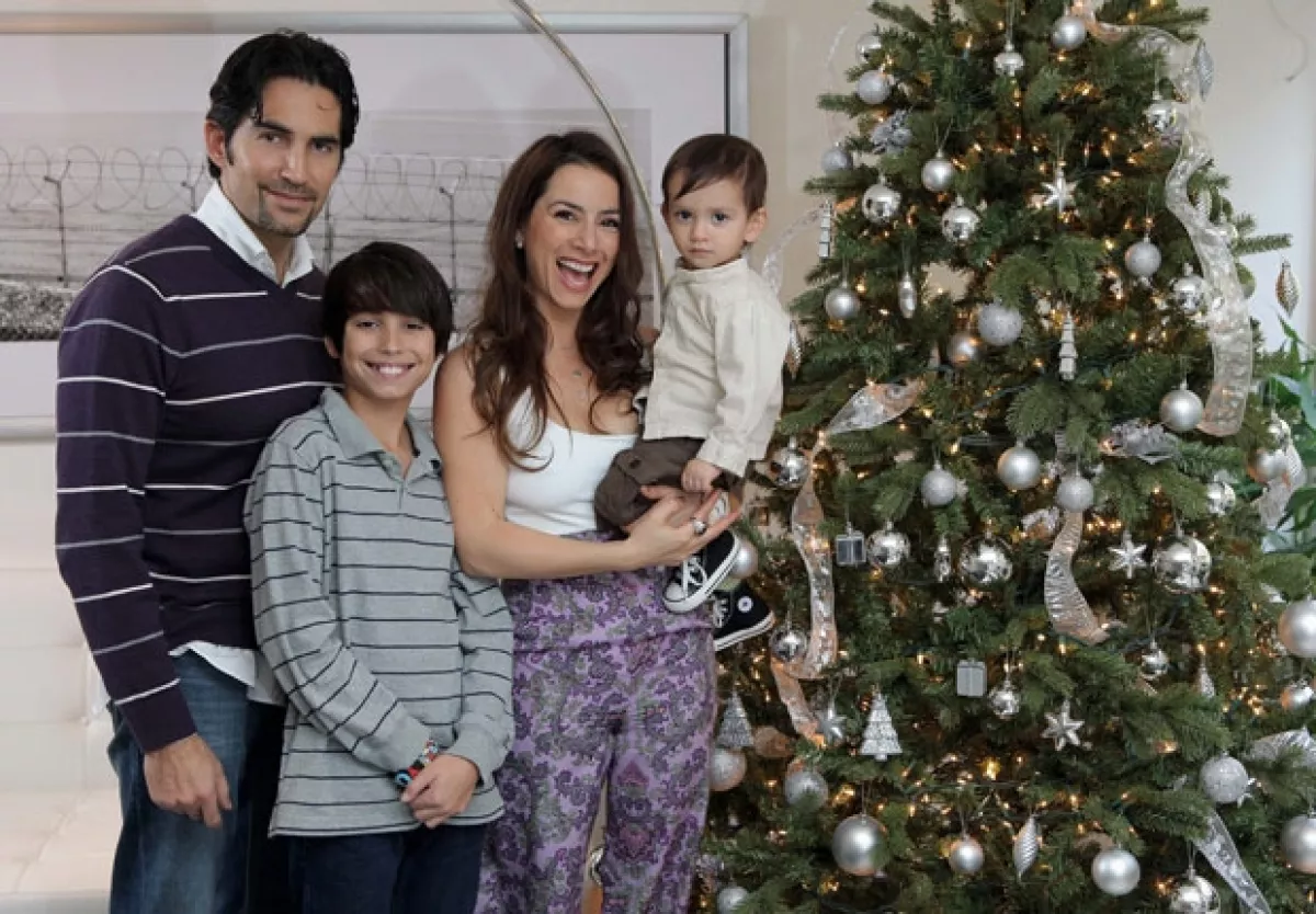 Claudia Lizaldi disfruta mucho de estas fechas en compañía de su esposo Eamonn, su hijo Iam, y Simon, primer hijo de su marido.