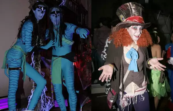 Dos de los disfraces más usados en 2010. Toño de la Vega disfrazado de Avatar y Alessandra Stenger del Sombrerero Loco.