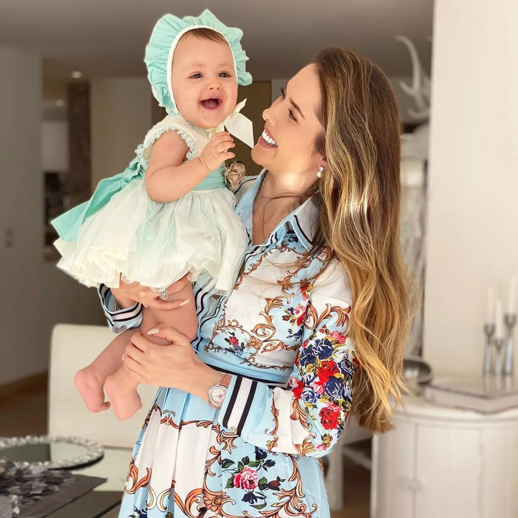 Bella Seely y Marlene Favela.