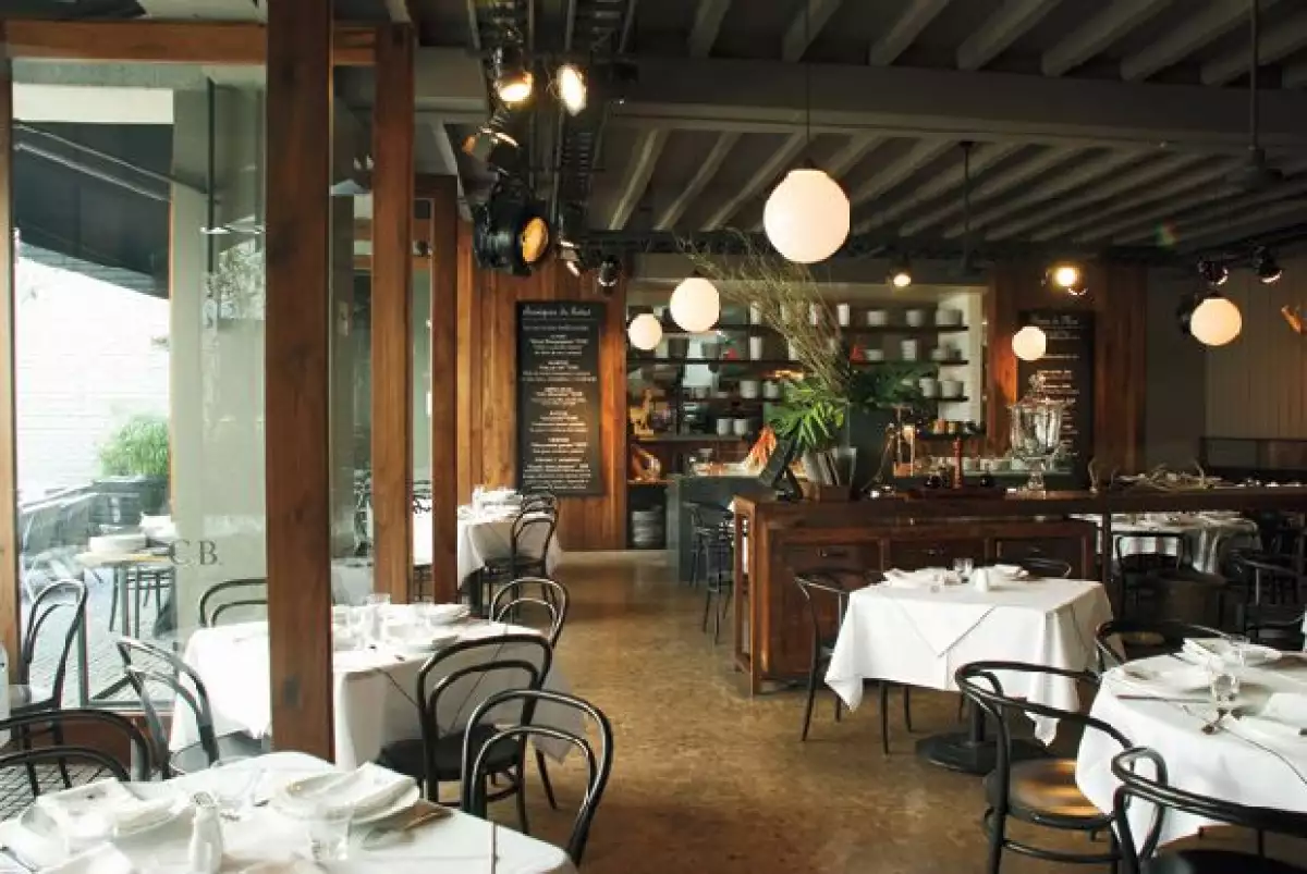 Chic pero sin pretensiones. Este restaurante tipo bistró es el lugar ideal para disfrutar de una tarde de viernes.