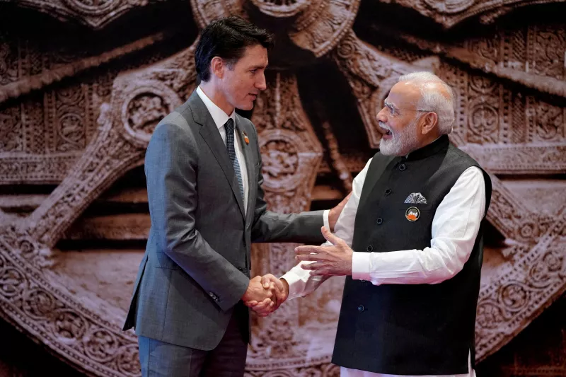 El primer ministro indio, Narendra Modi, da la bienvenida al primer ministro de Canadá, Justin Trudeau, a su llegada al centro de convenciones Bharat Mandapam para la Cumbre del G20, en Nueva Delhi, India, el sábado 9 de septiembre de 2023.