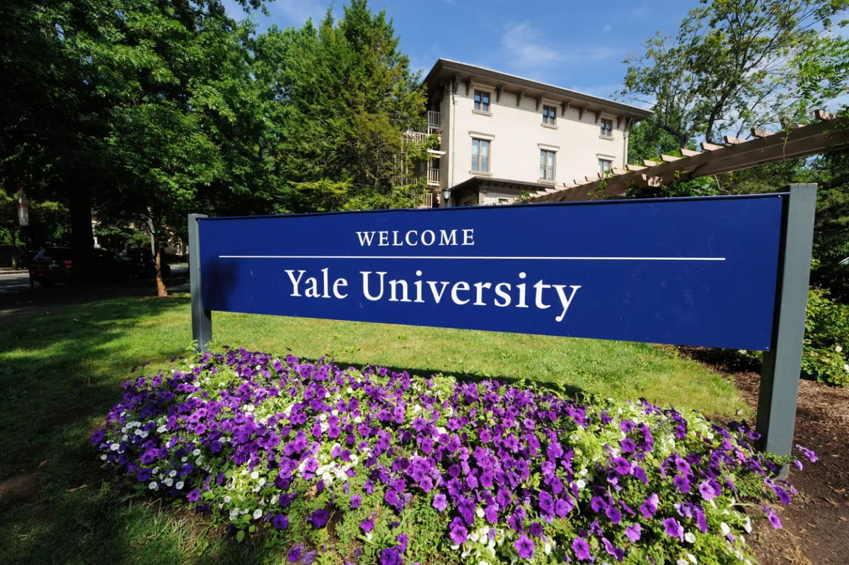 letrero de bienvenida a la universidad de Yale en Estados Unidos, la cual ofrece becas para estudiantes mexicanos.