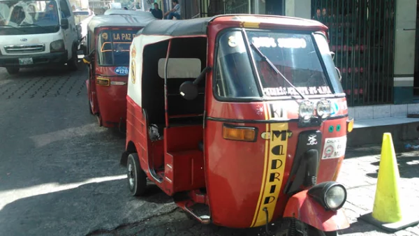 A estos mototaxis de 3 ruedas se les conoce como Tuc Tuc (o Tuk Tuk) por el sonido del motor